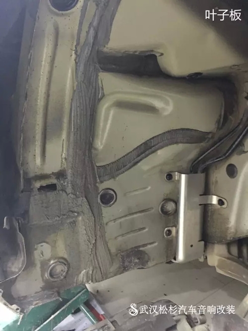 【武漢松杉汽車音響改裝店】奧迪A4L 頂級(jí)汽車隔音俄羅斯STP航空炸彈的土豪