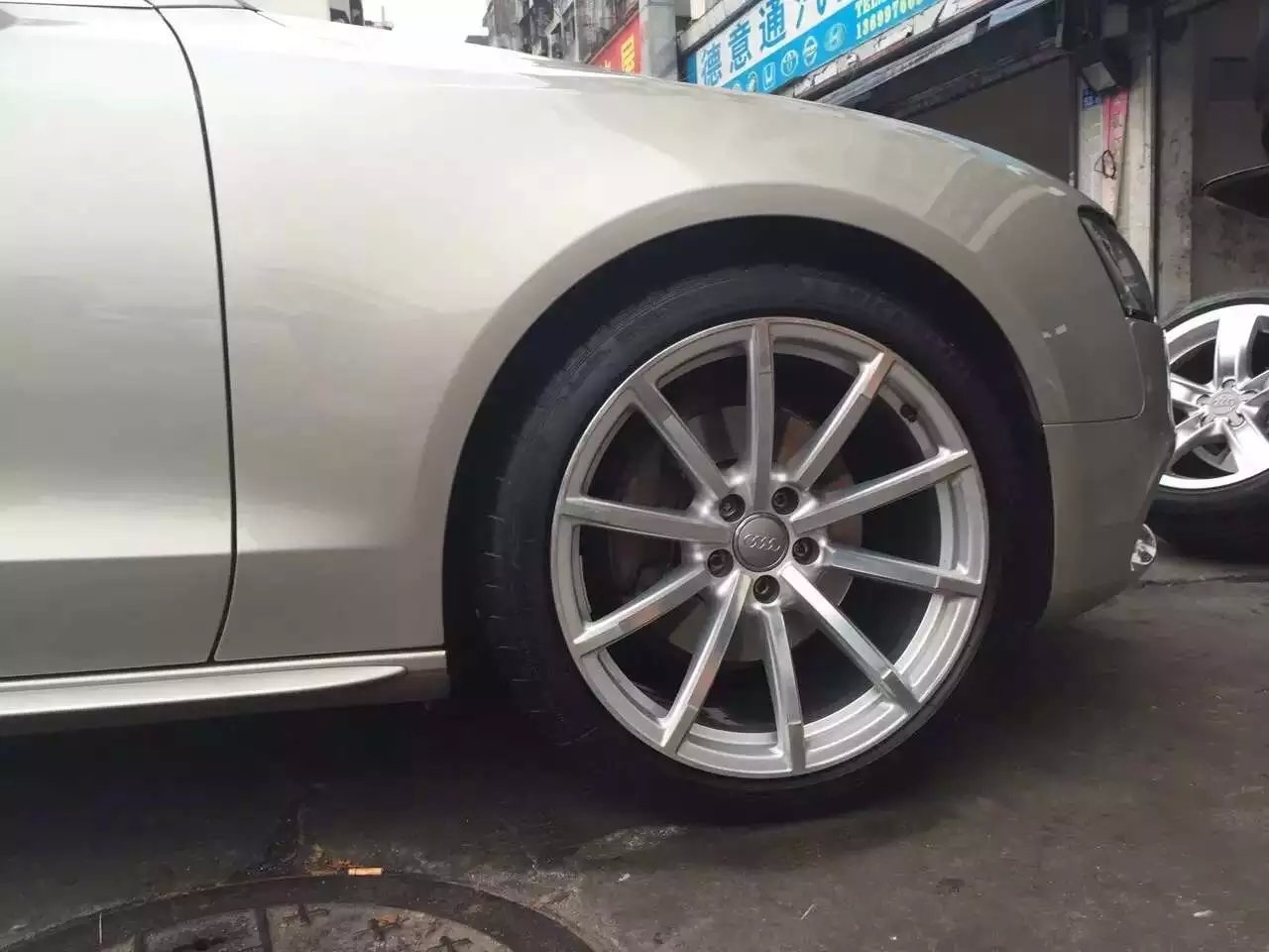 奧迪，裝原裝 19寸！ 效果不錯！
