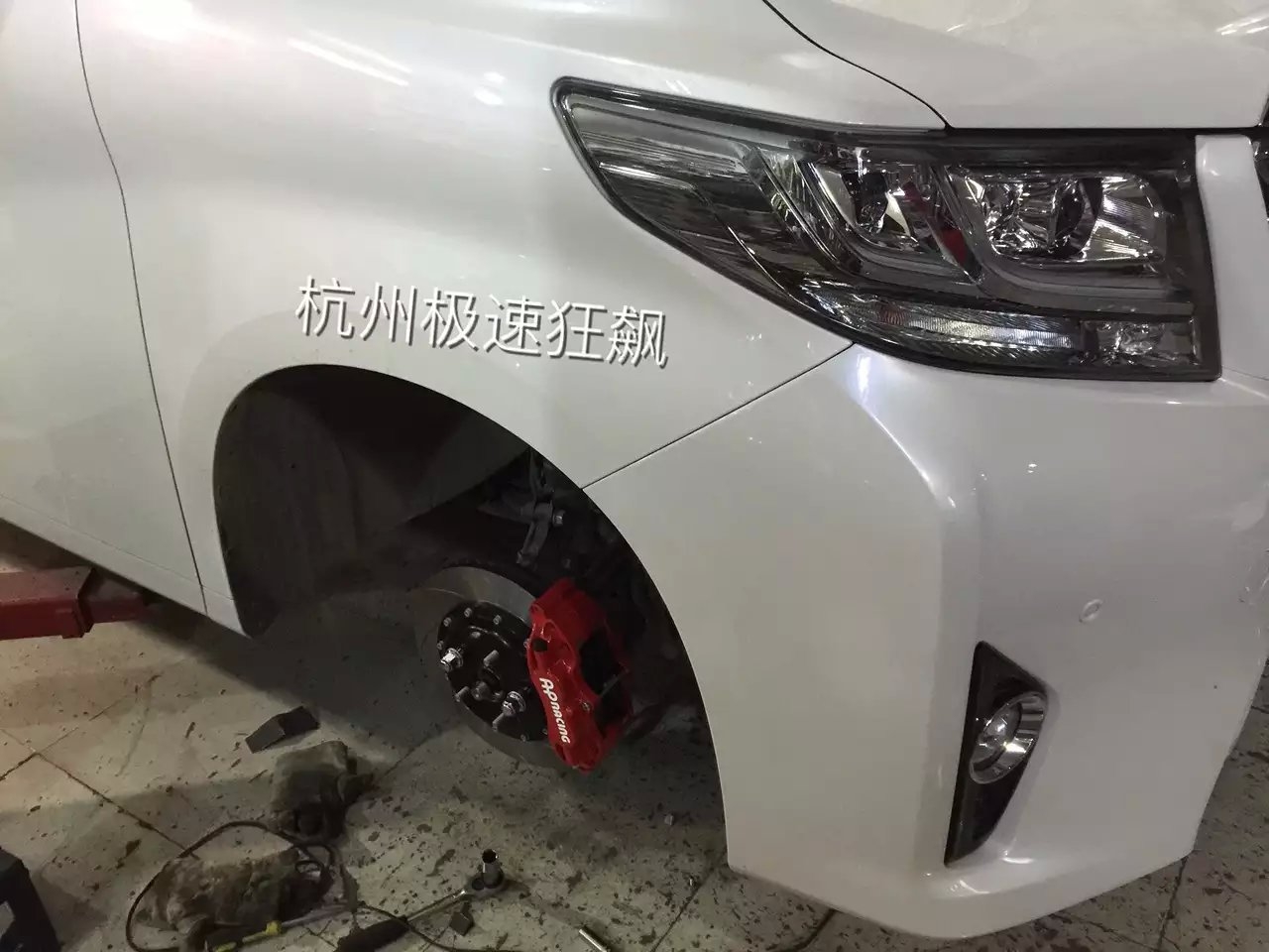 新款丰田阿尔法升级AP刹车套件杭州专业汽车改装店