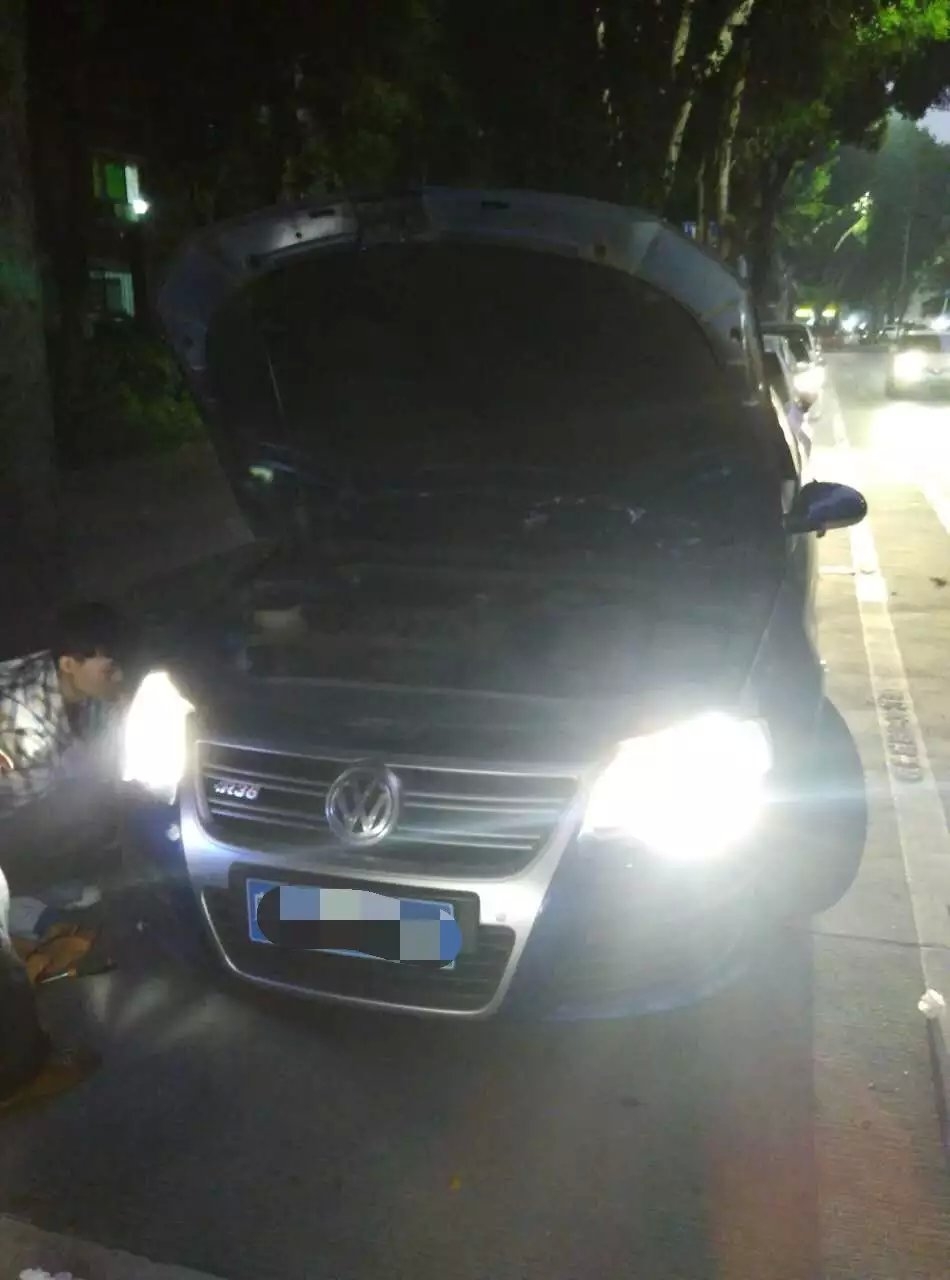 大眾r36燈光升級(jí)德國(guó)海拉5透鏡 深圳光速車(chē)改改燈