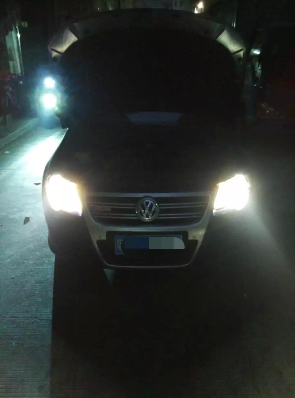 大眾r36燈光升級(jí)德國(guó)海拉5透鏡 深圳光速車(chē)改改燈