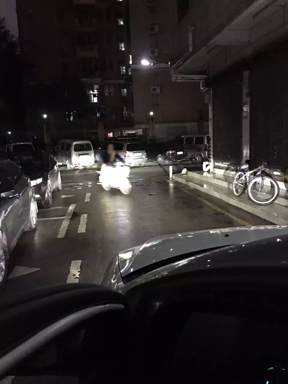 白色銳界燈光升級(jí)德國(guó)海拉5透鏡    深圳光速車(chē)改改燈
