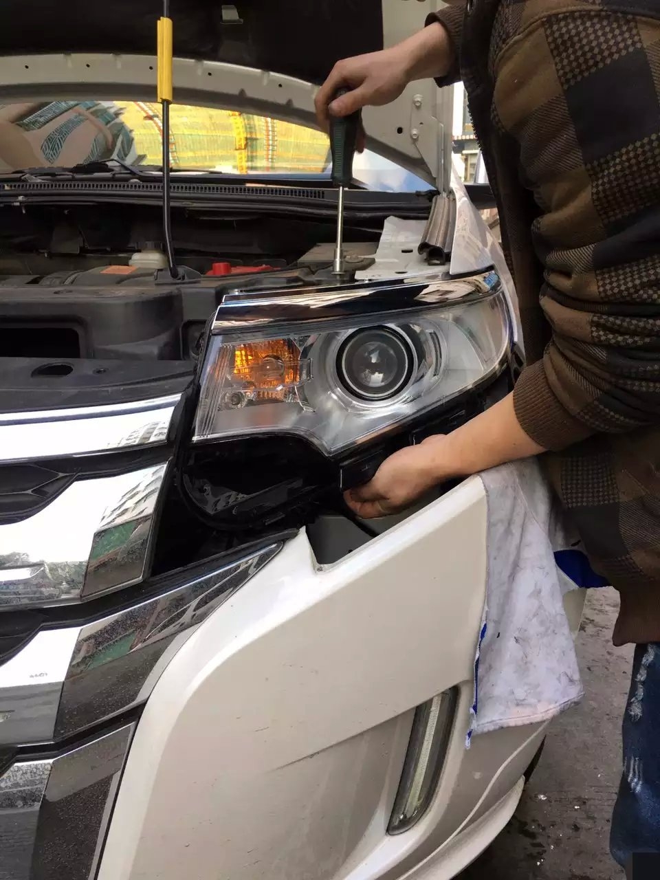 白色銳界燈光升級(jí)德國(guó)海拉5透鏡    深圳光速車(chē)改改燈