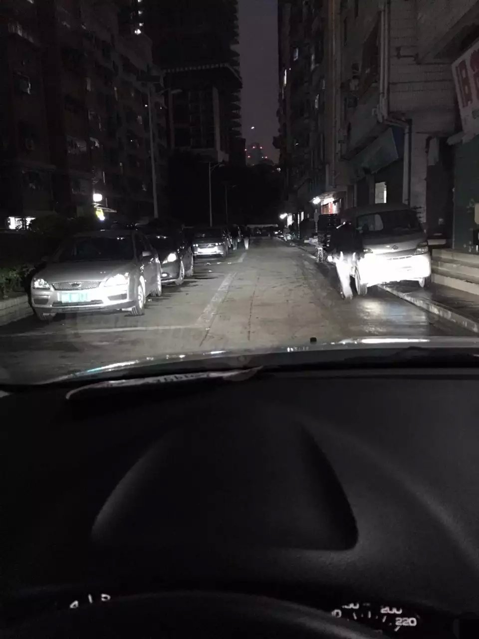 白色銳界燈光升級(jí)德國(guó)海拉5透鏡    深圳光速車(chē)改改燈