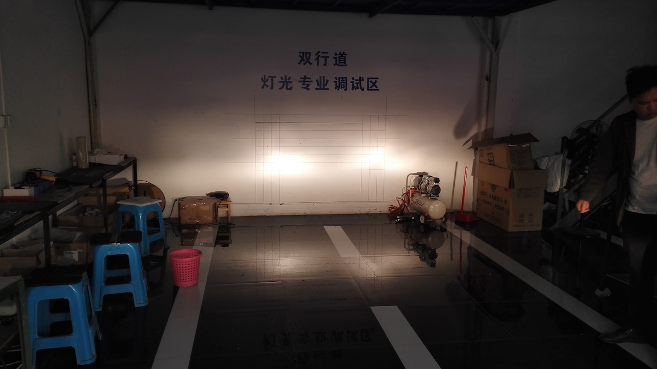 南寧雙行道車燈改裝-奔馳C200旅行版升級(jí)原裝款大燈總成