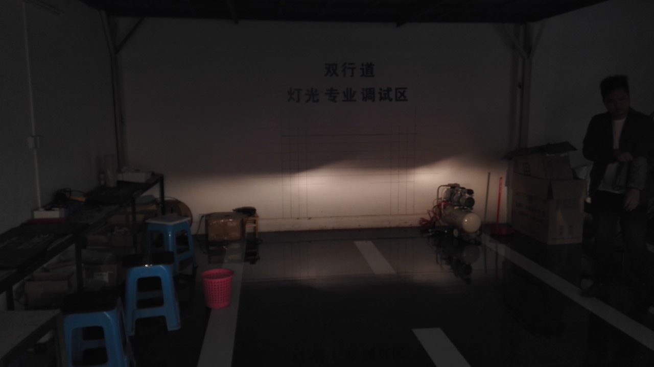 南寧雙行道車燈改裝-奔馳C200旅行版升級(jí)原裝款大燈總成