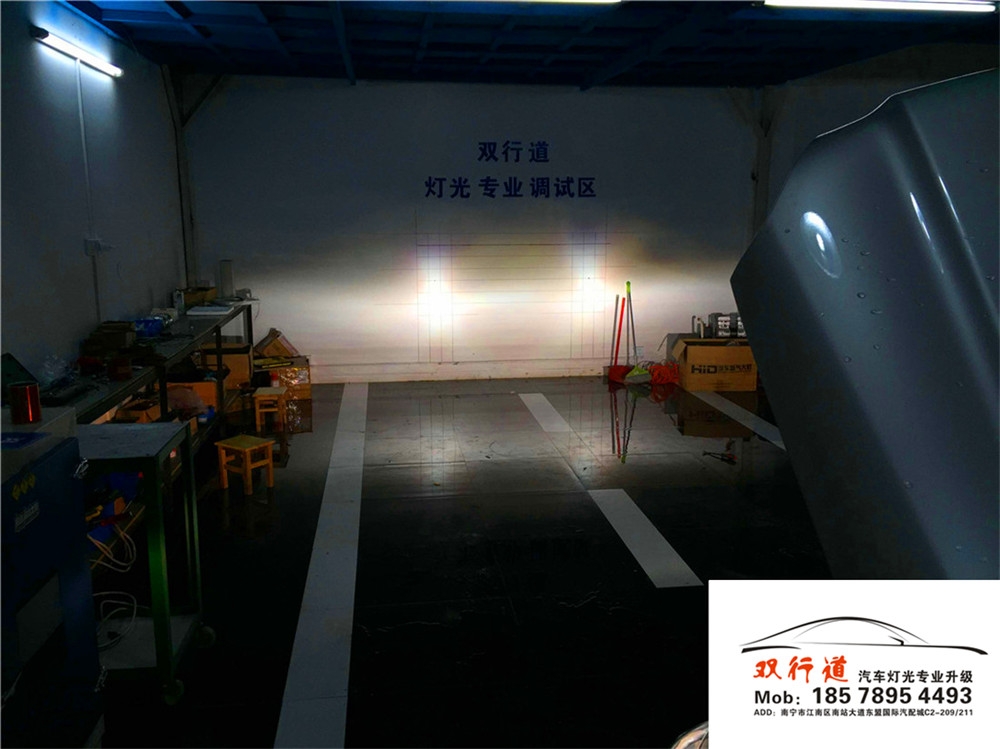 南寧雙行道車燈改裝-奔馳C200旅行版升級(jí)原裝款大燈總成