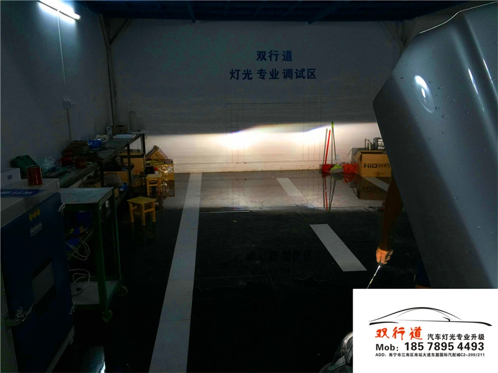 南寧雙行道車燈改裝-奔馳C200旅行版升級(jí)原裝款大燈總成