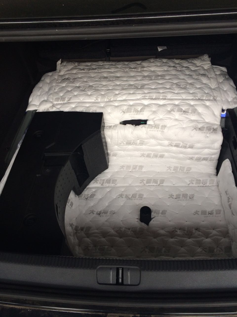 鄭州汽車隔音鄭州大能汽車隔音邁騰后備箱汽車隔音