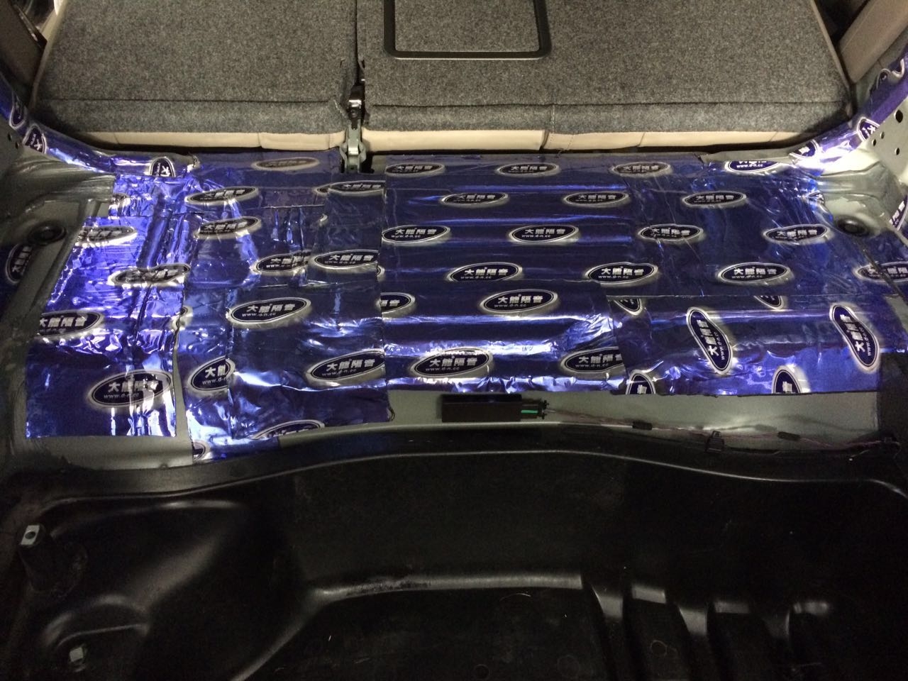 鄭州汽車隔音鄭州大能汽車隔音邁騰后備箱汽車隔音
