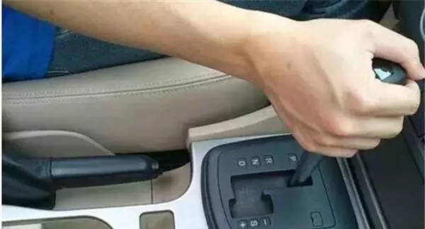 【武漢松杉汽車音響改裝店】辟謠！自動(dòng)擋停車一定要這么別扭嗎？