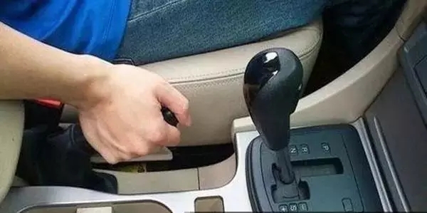 【武漢松杉汽車音響改裝店】辟謠！自動(dòng)擋停車一定要這么別扭嗎？
