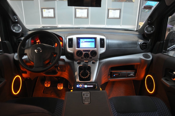 日產(chǎn)NV200汽車音響改裝 享受FLUX佛倫詩帶來德國風味
