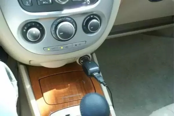 【武漢松杉汽車音響改裝店】停車后這5個動作分分鐘毀電池！