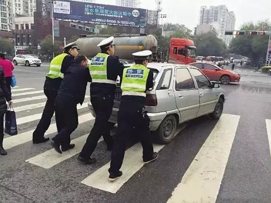 【武漢松杉汽車音響改裝店】停車后這5個動作分分鐘毀電池！