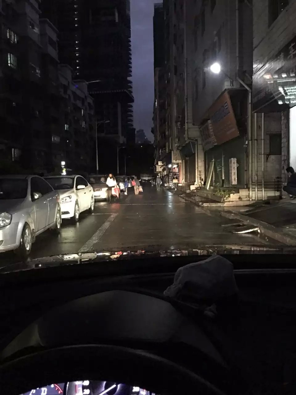新馬自達(dá)3燈光升級(jí)q5雙光透鏡    深圳光速車(chē)改改燈