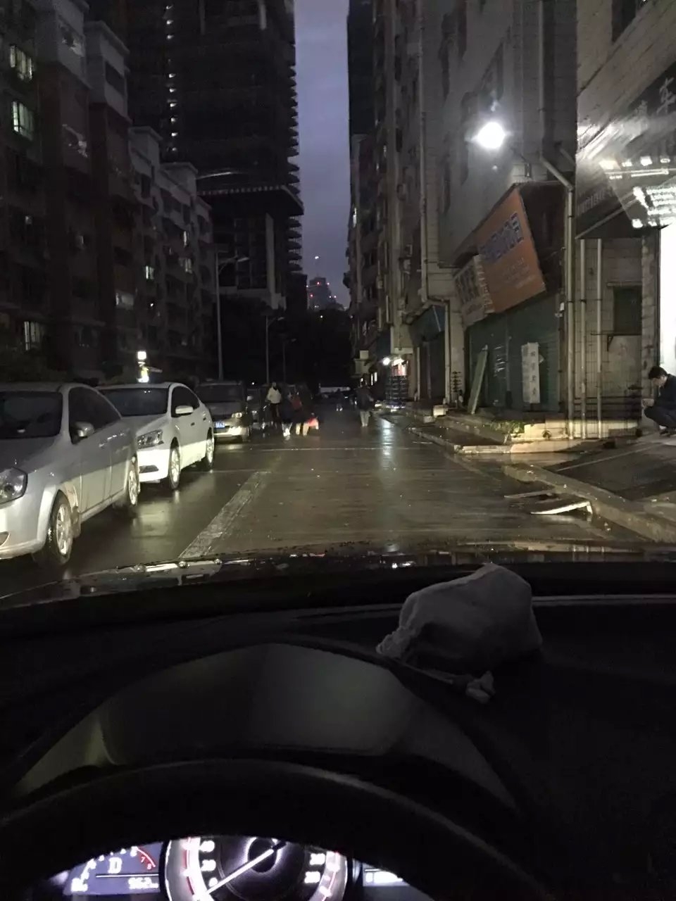 新馬自達(dá)3燈光升級(jí)q5雙光透鏡    深圳光速車(chē)改改燈