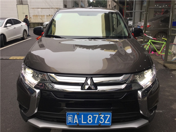 福州三菱歐藍德車燈改裝氙氣燈海拉雙光透鏡