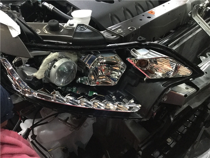 福州三菱歐藍德車燈改裝氙氣燈海拉雙光透鏡