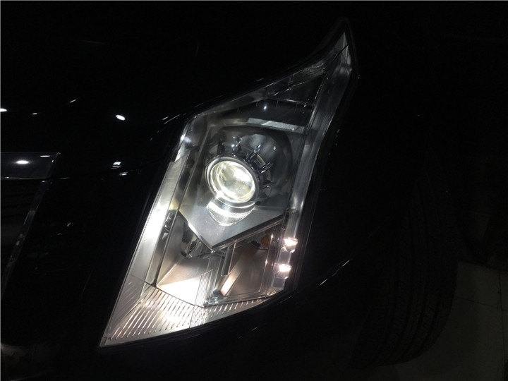 凱迪拉克SRX車燈改裝氙氣燈海拉雙光透鏡與眾不同