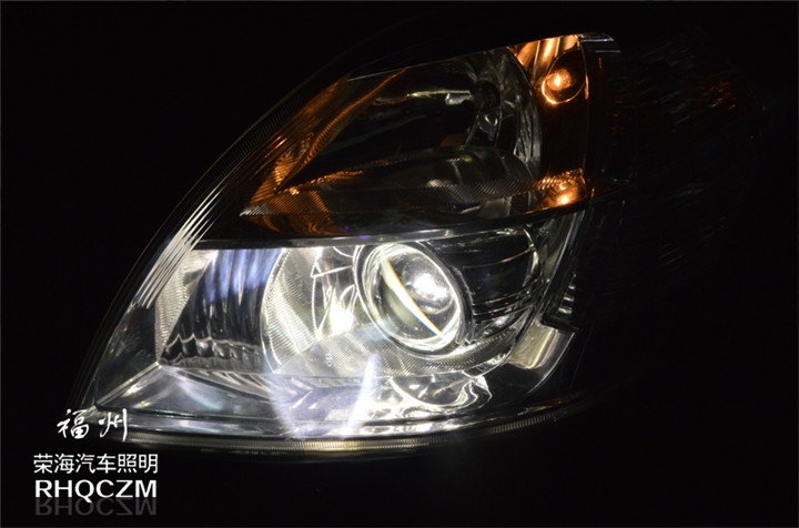 福州日產(chǎn)天籟車燈改裝氙氣燈Q5雙光透鏡