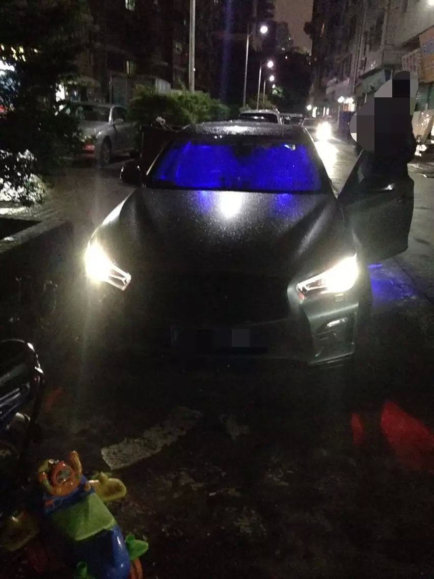 英菲尼迪大燈改裝紅色惡魔眼     深圳光速車改改燈