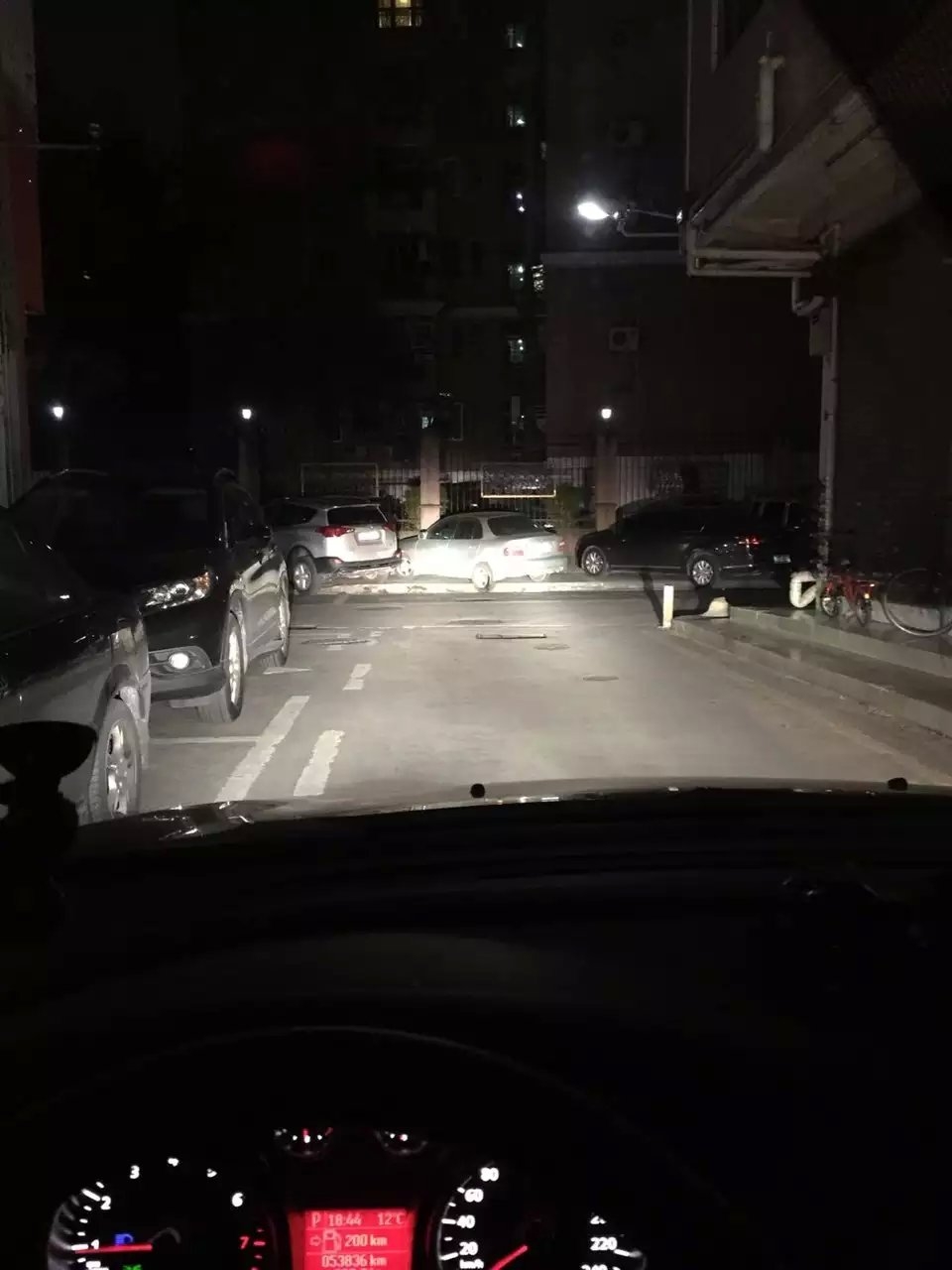 經(jīng)典福克斯車燈升級q5雙光透鏡   深圳光速車改改燈