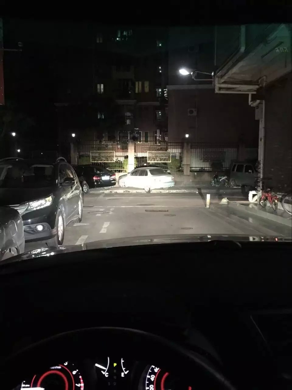 漢蘭達(dá)燈光升級(jí)德國(guó)海拉5雙光透鏡    深圳光速車改改燈