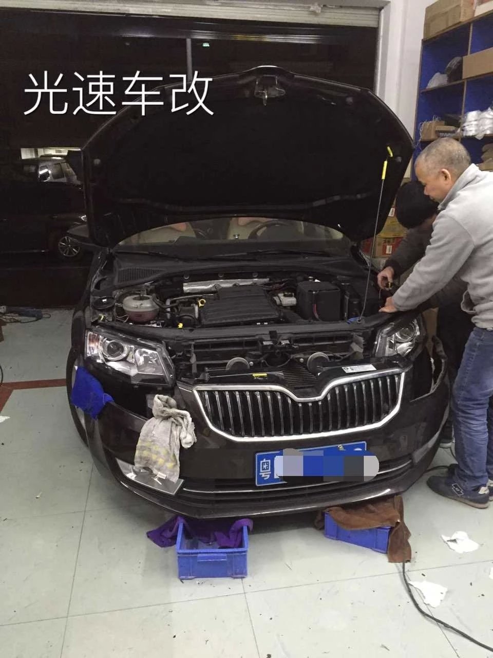 15款明銳燈光改德國(guó)海拉3雙光透鏡 深圳光速車改改燈