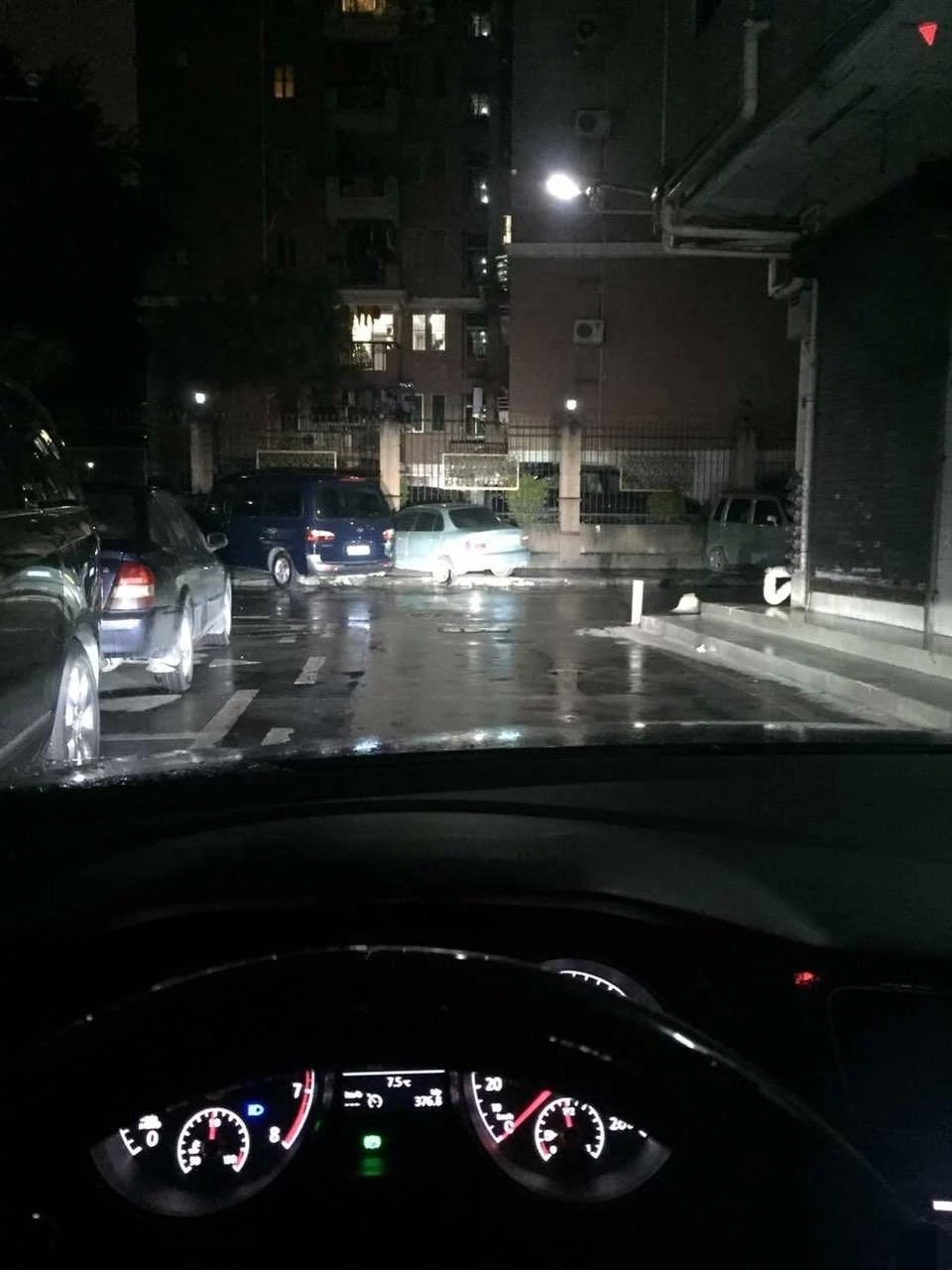 新高爾夫7大燈改裝德國海拉5雙光透鏡    深圳光速車改改燈