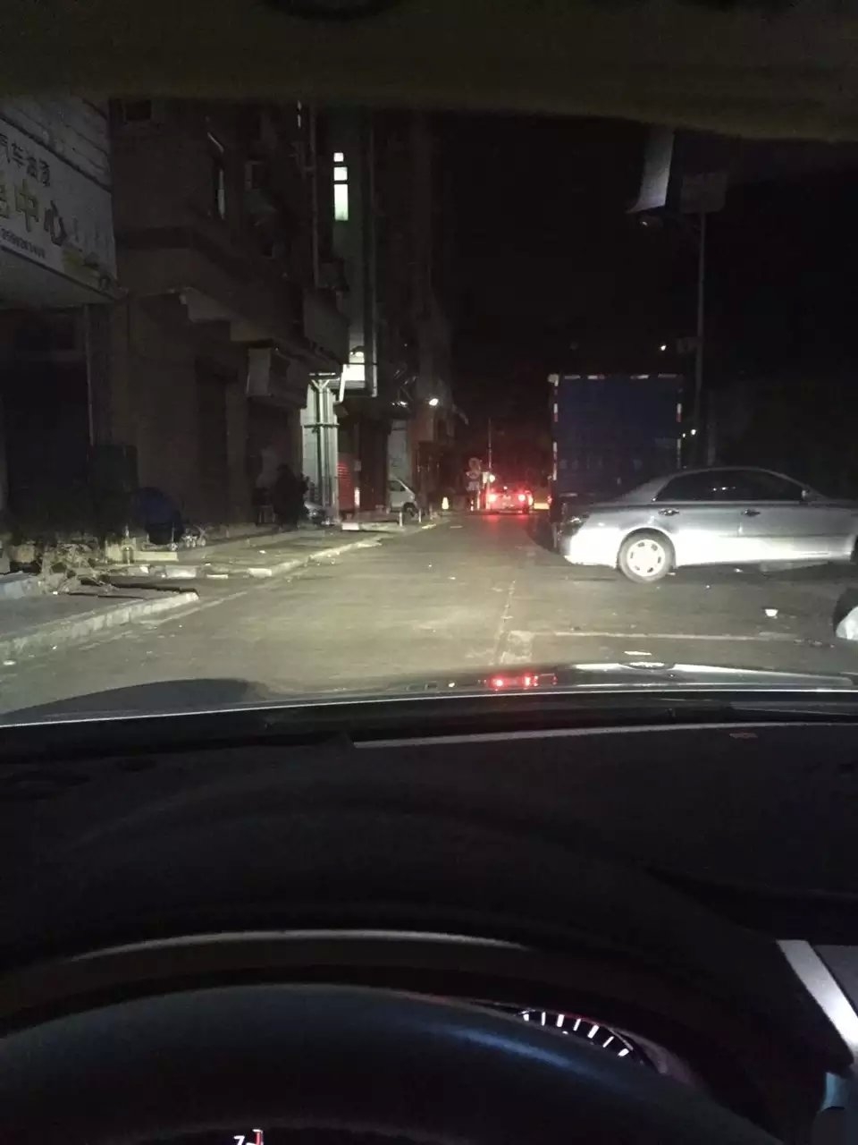 新天簌改裝德國海拉5雙光透鏡    深圳光速車改改燈