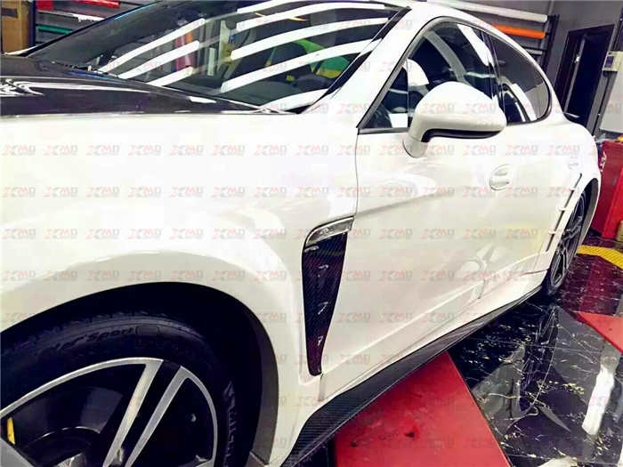 MANSORY改裝保時(shí)捷panamera 4（前后包圍、左右側(cè)裙、碳纖維機(jī)蓋和尾翼、輪眉、LED燈、排氣尾嘴）將panamera裝點(diǎn)的更加厚實(shí)