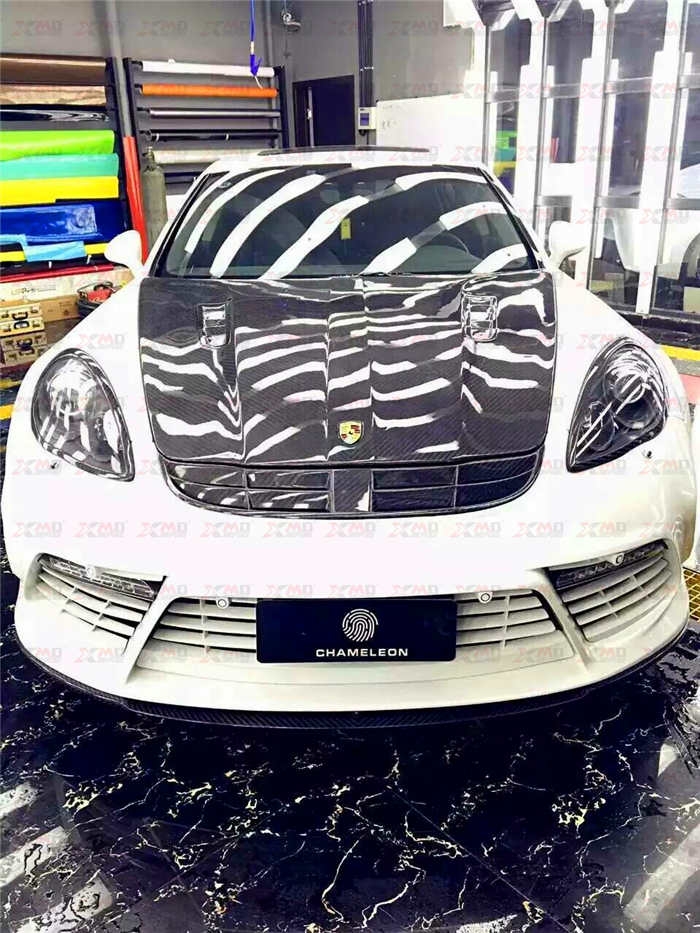 MANSORY改裝保時(shí)捷panamera 4（前后包圍、左右側(cè)裙、碳纖維機(jī)蓋和尾翼、輪眉、LED燈、排氣尾嘴）將panamera裝點(diǎn)的更加厚實(shí)