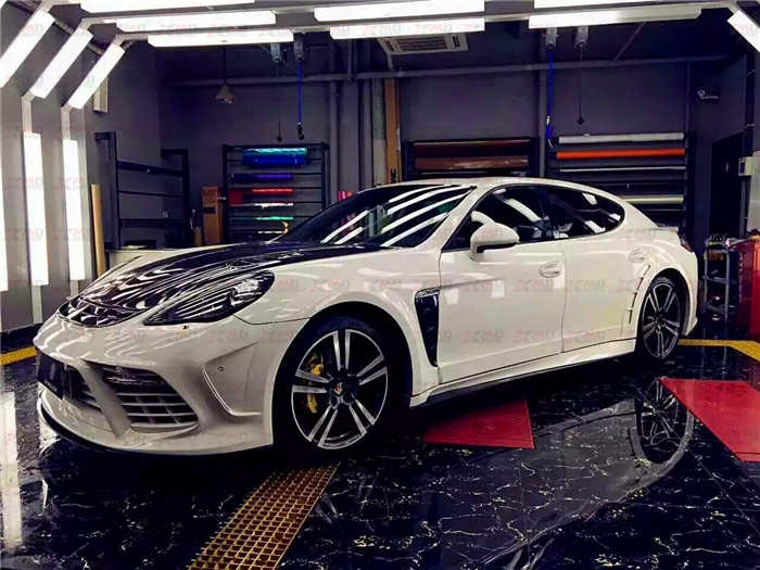 MANSORY改裝保時(shí)捷panamera 4（前后包圍、左右側(cè)裙、碳纖維機(jī)蓋和尾翼、輪眉、LED燈、排氣尾嘴）將panamera裝點(diǎn)的更加厚實(shí)