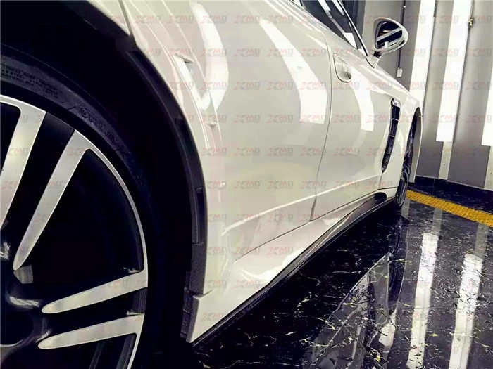 MANSORY改裝保時(shí)捷panamera 4（前后包圍、左右側(cè)裙、碳纖維機(jī)蓋和尾翼、輪眉、LED燈、排氣尾嘴）將panamera裝點(diǎn)的更加厚實(shí)