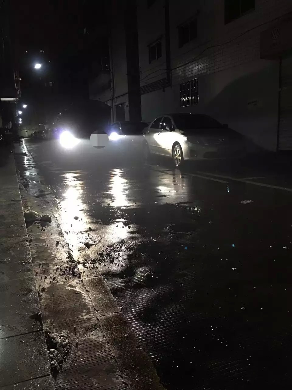 奔馳ml500燈光升級(jí)德國(guó)海拉5透鏡    深圳光速車改改燈