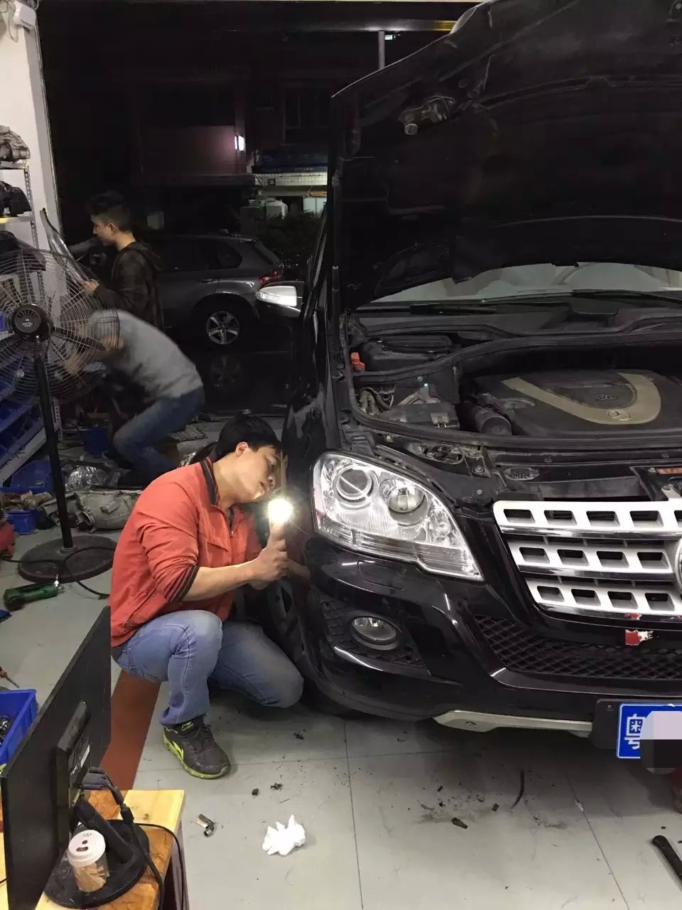 奔馳ml500燈光升級(jí)德國(guó)海拉5透鏡    深圳光速車改改燈