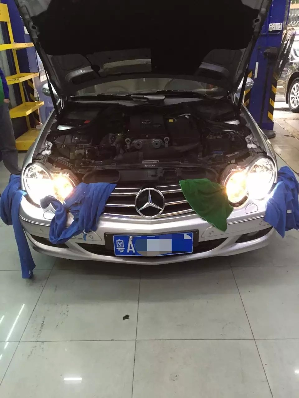 奔馳老c燈光升級(jí)Q5雙光透鏡    深圳光速車(chē)改改燈