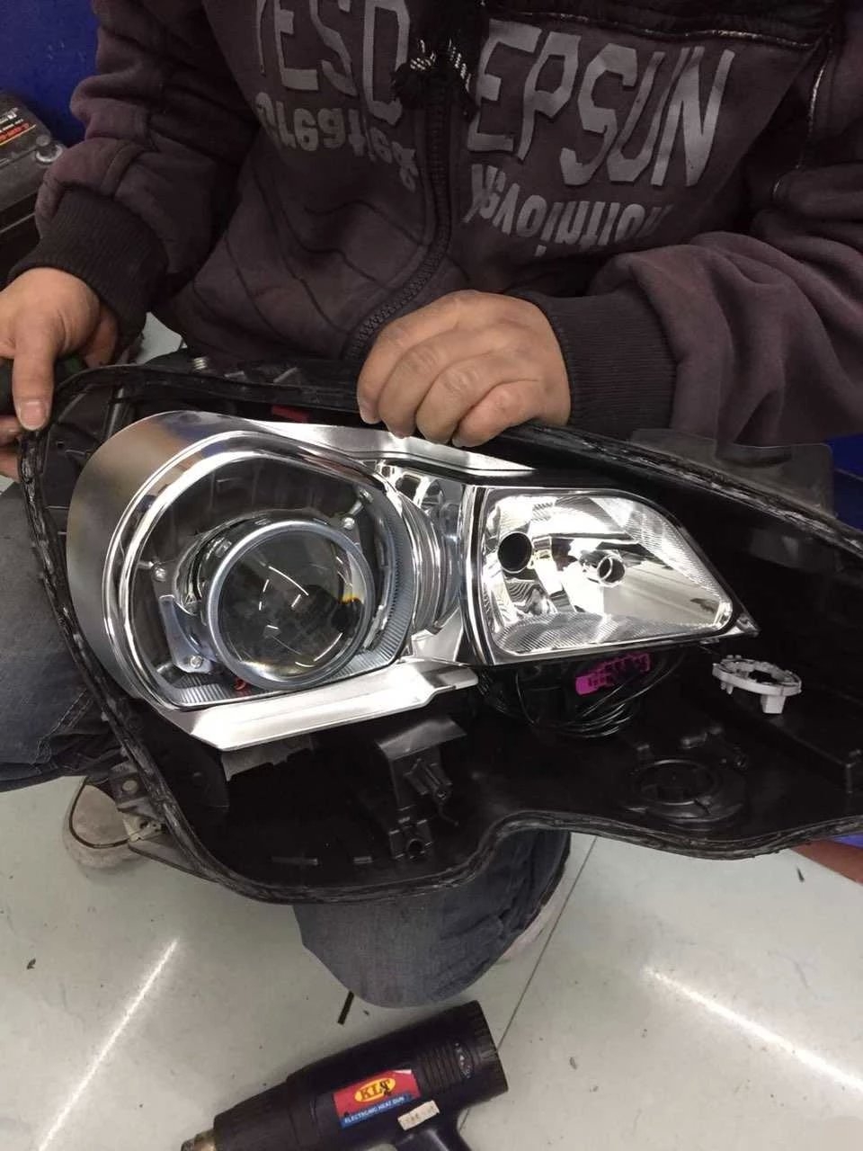 奔馳c仔大燈升級(jí)Q5雙光透鏡     深圳光速車(chē)改改燈