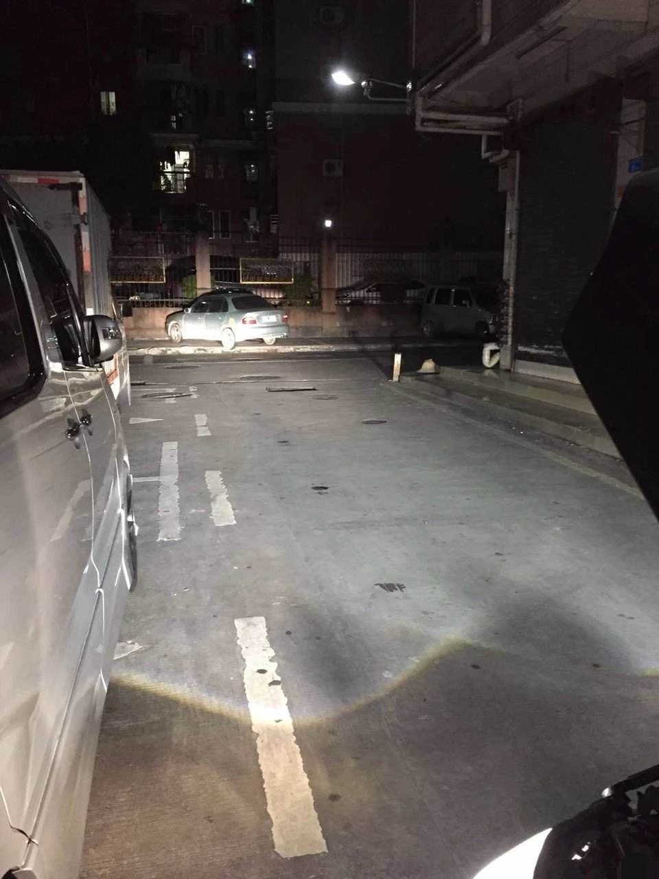 奔馳c仔大燈升級(jí)Q5雙光透鏡     深圳光速車(chē)改改燈