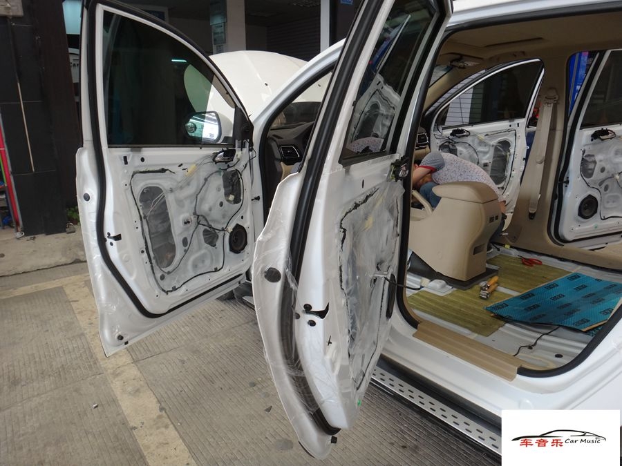 武漢汽車音響改裝~寶駿560汽車音響改裝、全車隔音工程進行中