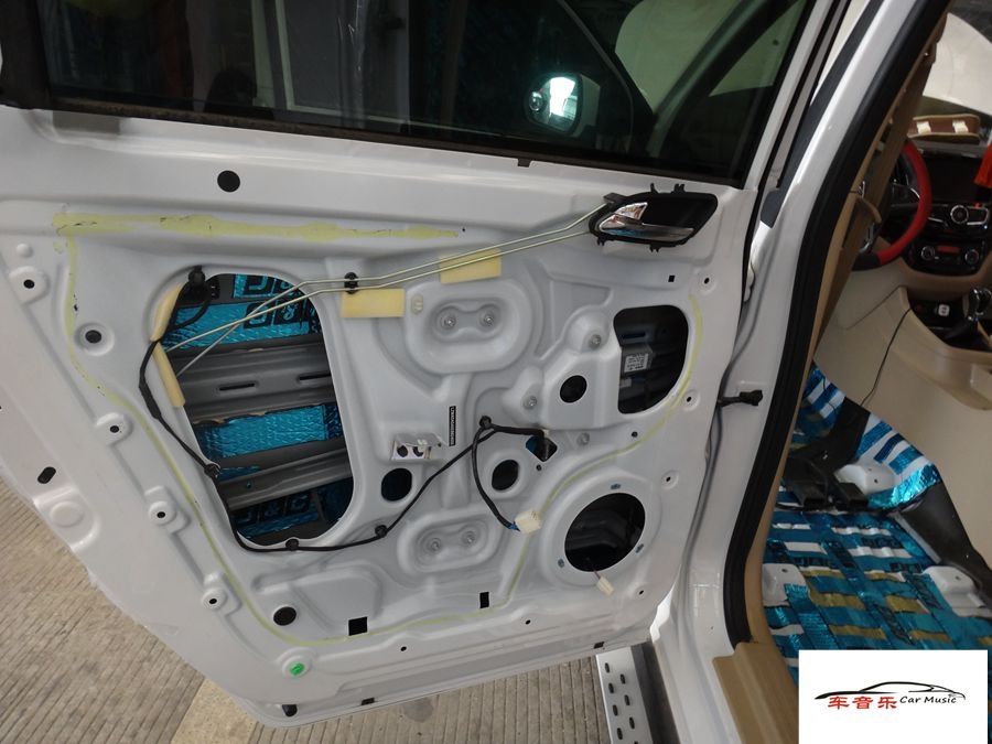 武漢汽車音響改裝~寶駿560汽車音響改裝、全車隔音工程進行中