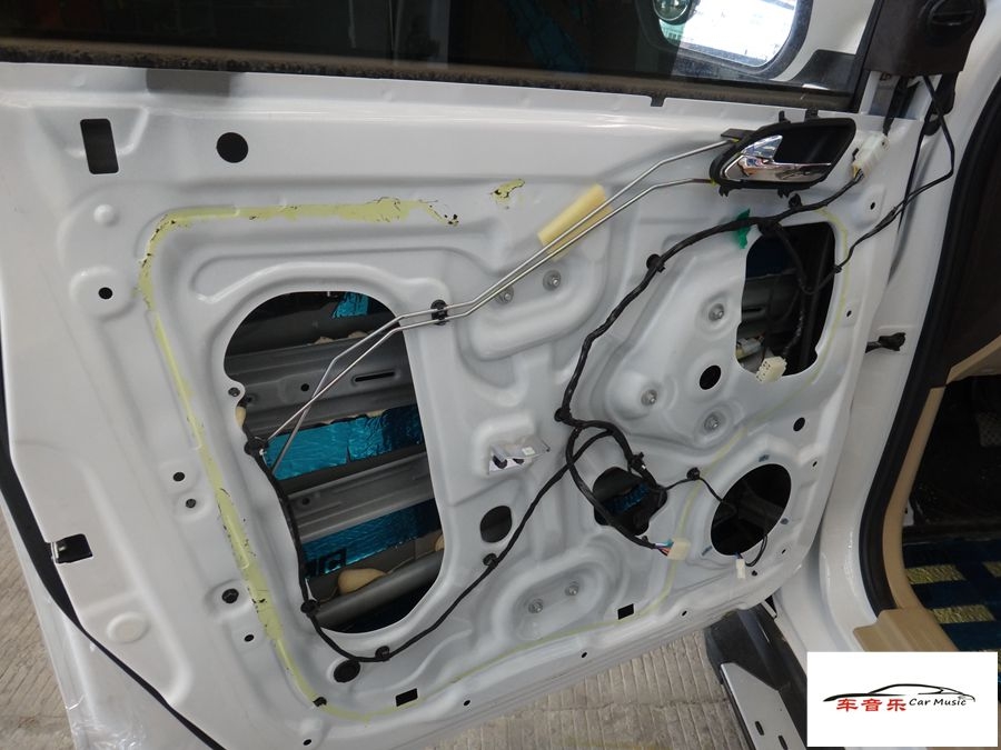武漢汽車音響改裝~寶駿560汽車音響改裝、全車隔音工程進行中