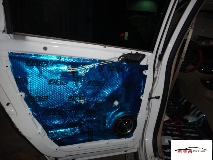 武漢汽車音響改裝~寶駿560汽車音響改裝、全車隔音工程進行中