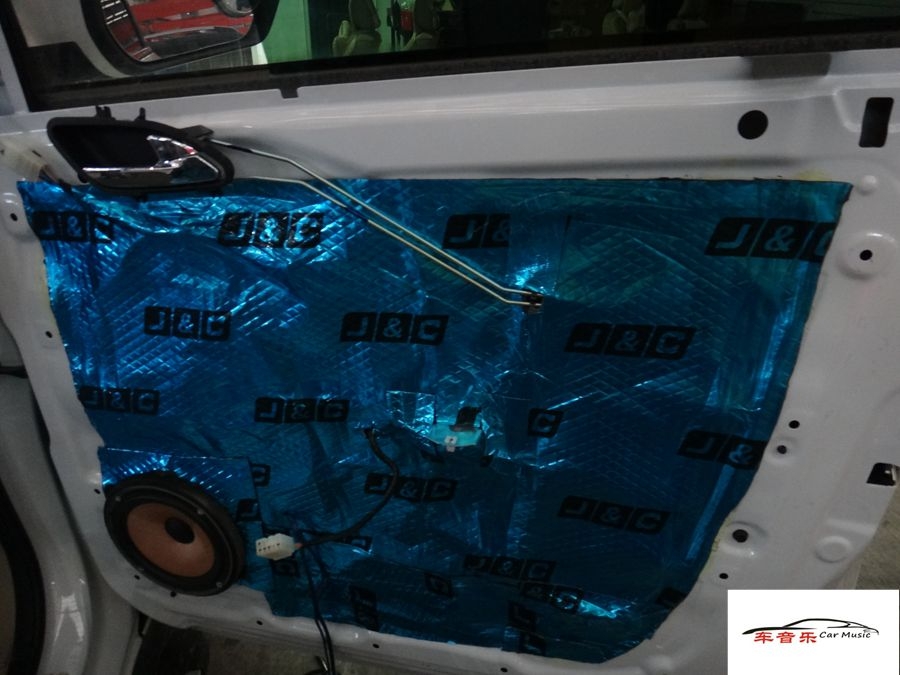 武漢汽車音響改裝~寶駿560汽車音響改裝、全車隔音工程進行中