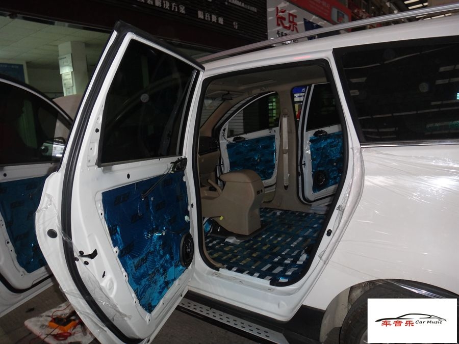 武漢汽車音響改裝~寶駿560汽車音響改裝、全車隔音工程進行中