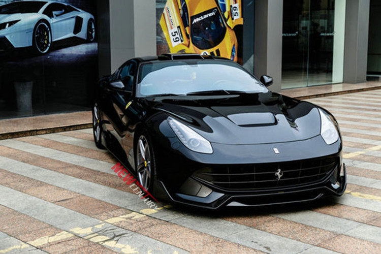 法拉利 F12berlinetta改裝DMC碳纖維前唇  包圍材質(zhì)做工：碳纖維/carbon fibre  改裝套件前唇 一件 另有DMC后唇 側(cè)裙 尾翼選購(gòu)