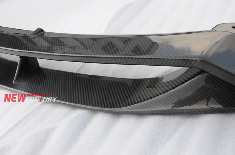 法拉利 F12berlinetta改裝DMC碳纖維前唇  包圍材質(zhì)做工：碳纖維/carbon fibre  改裝套件前唇 一件 另有DMC后唇 側(cè)裙 尾翼選購(gòu)