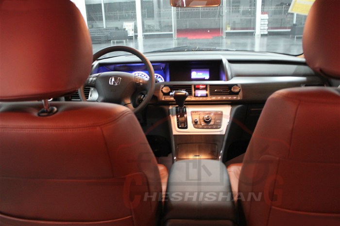艾力紳汽車(chē)內(nèi)飾改裝，鄭州車(chē)時(shí)尚商務(wù)車(chē)內(nèi)飾改裝