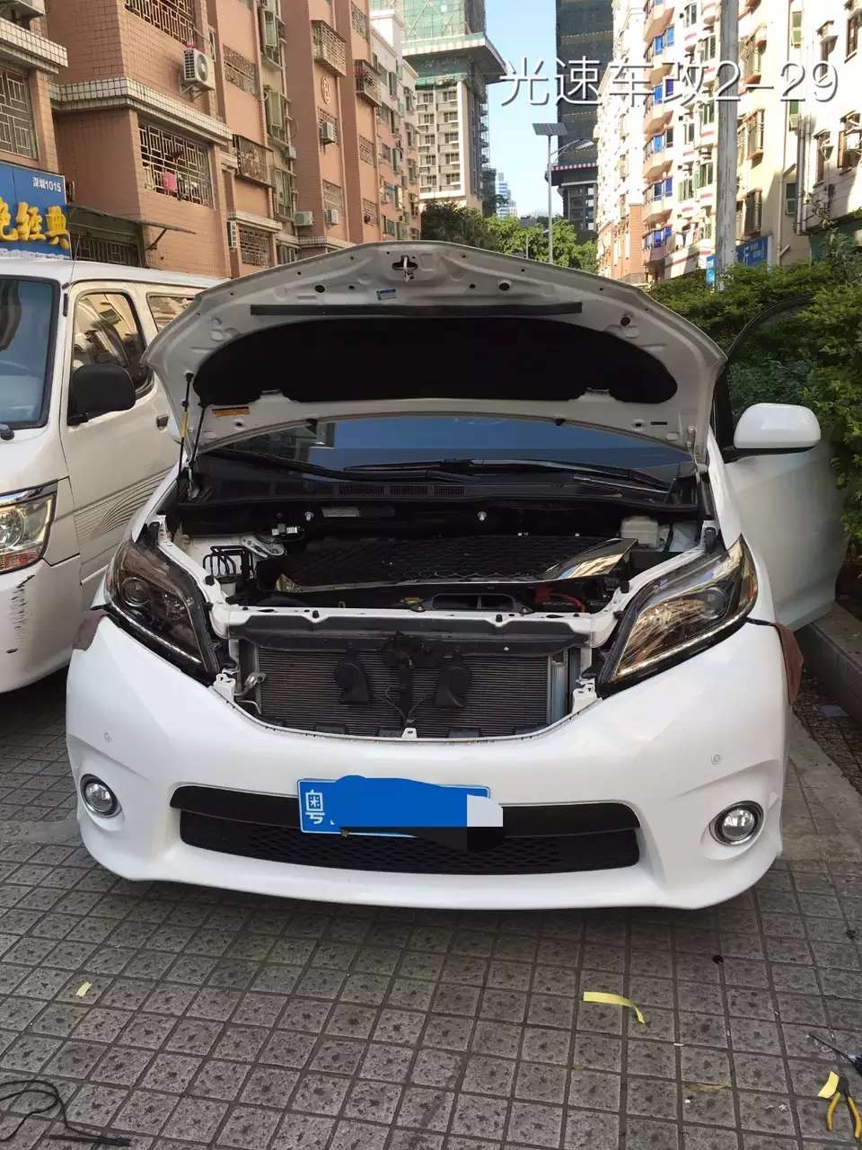 美規(guī)mpv塞納車燈升級海拉5雙光透鏡    深圳光速車改改燈